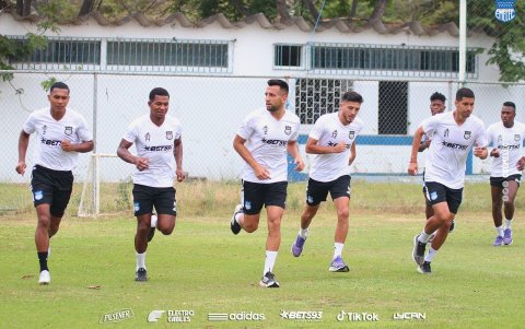 El defensa central Aníbal Leguizamón (c), titular inamovible en Emelec, se fracturó la nariz en 2023.