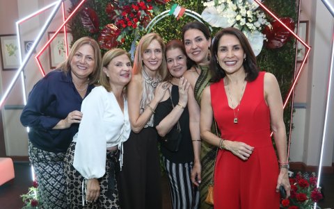 Mónica Morla, Laura Damerval, Karyna Oneto, Margarita Rojas, Caterina Costa y Priscilla Altamirano.