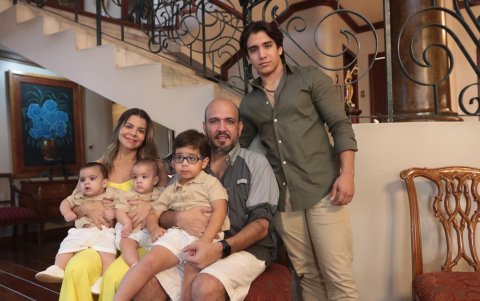 Nía Martini de Azar y Eduardo Azar A., junto a sus hijos Eduardo Jr, Luiggi, Luca y Liam.