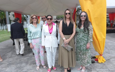 Carmina de la Cal de Pérez, Amparo de García, Teresa Mouron y Mercedes García.