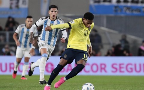 Gardelito (i) de Argentina disputa el balón con Gonzalo Plata de Ecuador hoy, en un partido de las Eliminatorias Sudamericanas para la Copa Mundial de Fútbol 2026 entre Argentina y Ecuador.