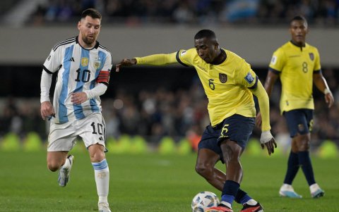 Por el sector izquierdo, William Pacho destacó en la recuperación de balones y ayudó en la salida de las jugadas, se asoció bien con sus compañeros.