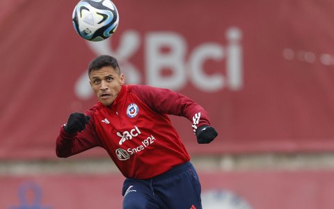 Alexis Sánchez vuelve a Chile tras una ausencia de casi nueve meses y dos años de sequía goleadora con La Roja.
