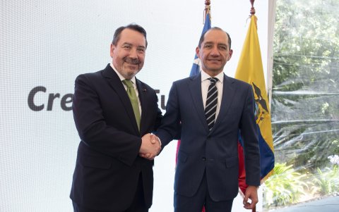 El embajador Pablo Arriarán Ahumada y el ministro Carlos Larrea.