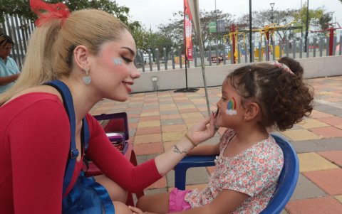 Andrea Leal y la niña Daniela Castillo.