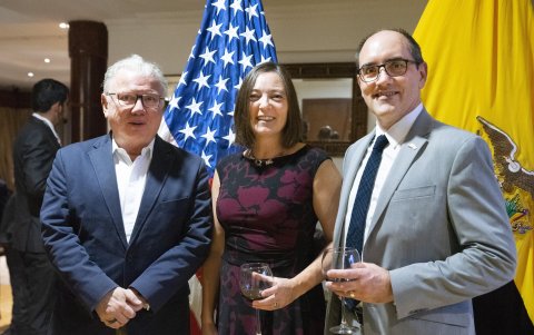 Galo Martínez Leisker junto al cónsul y su esposa.