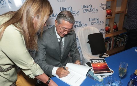 El autor de la obra se dio tiempo para firmar los ejemplares.