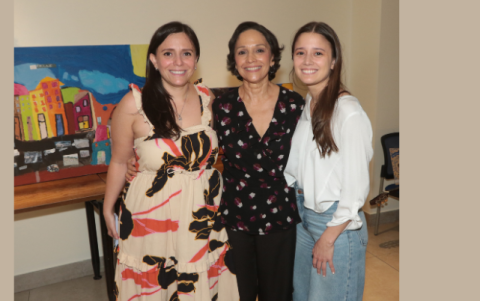 Karyna Arteaga de Abad junto a sus hijas Lidia y Paula.
