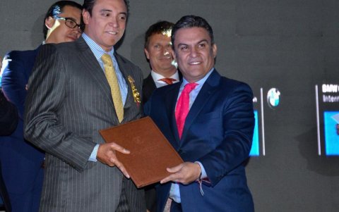 Recuerdo. José Serrano, entonces ministro del gobierno de Rafael Correa, condecora al Mago Chérrez, que luego financiaría el spa de su amiga.