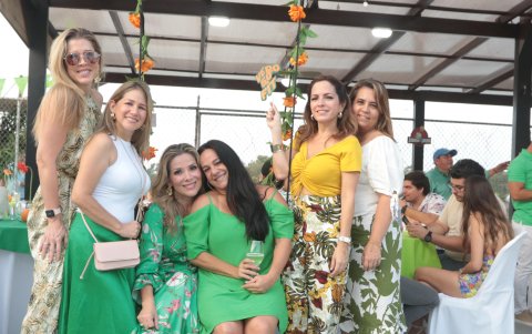 Monina Montgomery, Karina Aragón, Wendy Sánchez, Mariuxi Baratau, Roxana Ribadeneira y Estela Ycaza.