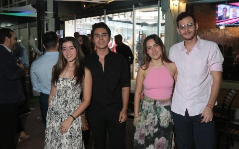 Nicole Arias y Valentina Reyes acompañadas de Nicolás Bejarano y Dylan Sabino.