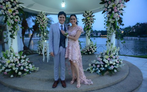 La novia lució un vestido diseñado por ella, que combinaba a la perfección con la decoración a base de flores en tonos pastel.