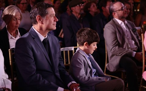 Fernando Mora mira embelesado a María Emilia Moncayo, su esposa. Junto a él, el hijo de ambos, Fernando José.