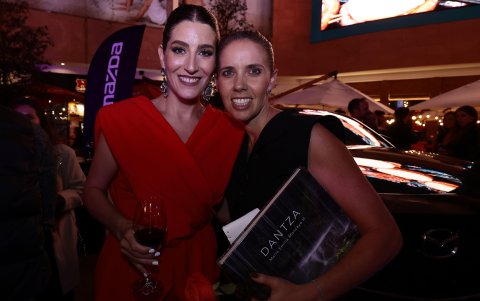 La autora junto a Susana Mendoza.