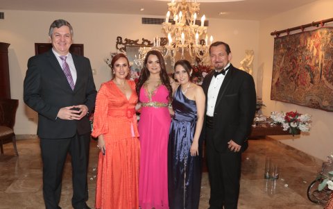 Nicola Mora, Carmita de Mora, María Elena Gómez, Mercedes González y Álex Andino.