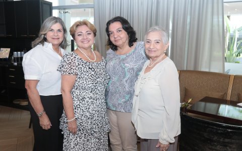 Olga de Villacís, María Eugenia de Villacís, Corina de Real y Martha de Franco.