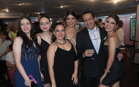 Dayanna Astudillo, Melina Velásquez, María Antonieta Ochoa, Adriana Félix, José Manners y Doménica Bourne.