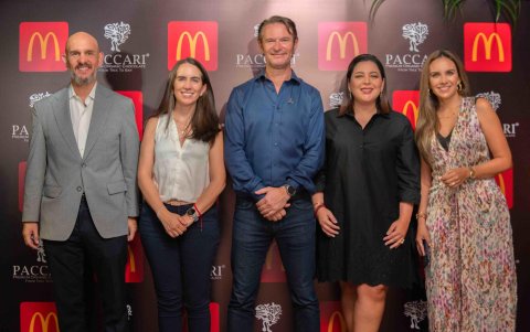 Juan Carlos Díaz- Granados, director ejecutivo de la Cámara de Comercio de Guayaquil, Carla Barbotó y Santiago Peralta, CEO de Paccari; Gina Castagneto, gerenta general de Arcos Dorados Ecuador; y la presentadora de noticias Estéfani Espín.