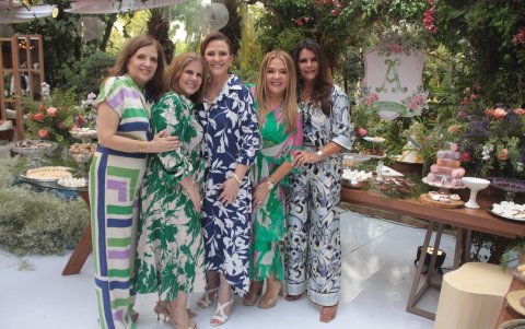 Mini de Ponce, Cinthia de Amador, Irene de Vélez, Cecilia de Enríquez y Paulette Hamilton.