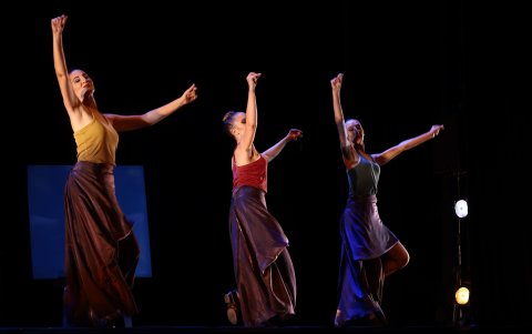 En el escenario, el movimiento y el espacio sonoro crean una atmósfera atemporal en un universo donde conviven la tradición con formas musicales y movimientos contemporáneos y la danza de autor desde el neofolk al flamenco, encajando un relato preciso y armonioso.