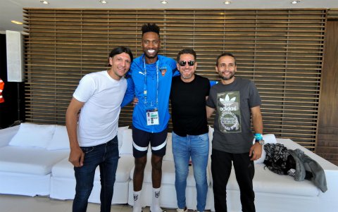 Alexander Domínguez (chompa) junto a Enrique Vera (i), Patricio Urrutia y Ambrosi (d) en una de las últimas visitas a Uruguay.