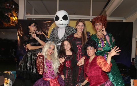 Dianita junto a su mamá, Diana Acosta-Feldman de Villacís, y los tenebrosos personajes