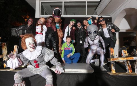 Algunos de los invitados de Alejandro junto a los terroríficos personajes.