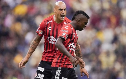 Ariel Nahuelpán (i) y Miller Bolaños se fueron a los puños en el camerino de los Xolos de Tijuana, en 2020