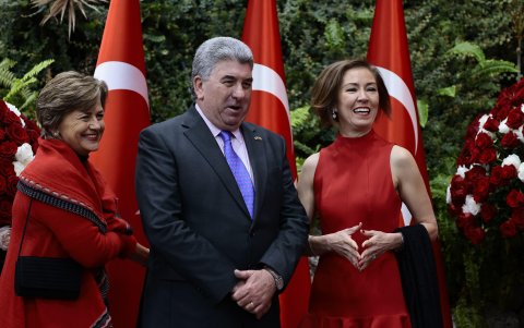 Sharon y Chris Campbell junto a Basak Yalcin.