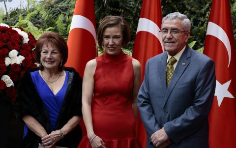 Emperatriz Delgado, la embajadora y Fausto Cobo.