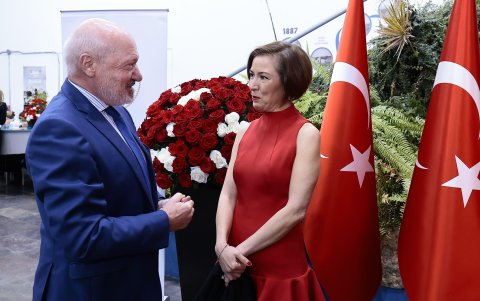 La anfitriona conversando con Frédéric Desagneaux.