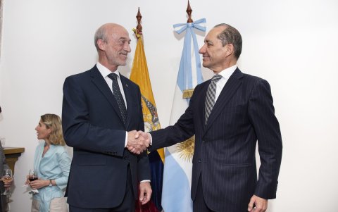 El embajador Eduardo Acevedo Díaz y  el canciller subrogante Carlos Larrea.