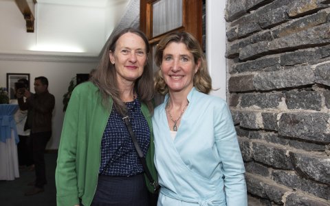 Sheri Burk y Pilar Acevedo.