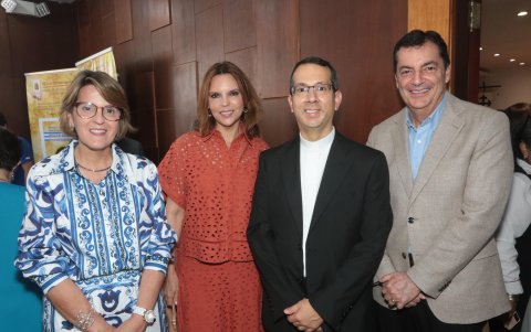 Teresa de Peré, Kathy de Coronel, Jorge Mario Jaramillo y Jorge Coronel.