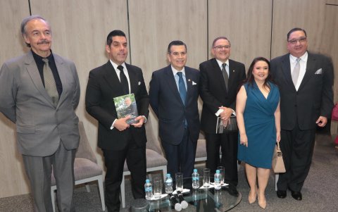 Melvin Hoyos, Raúl Ledesma, Carlos, Enrique y Pilar Estarellas Velásquez y Frank Hunter.