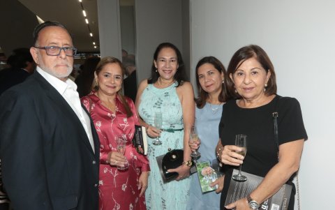 Héctor Rodríguez, Kaymara Quintana de Rodríguez, Paola Espinel, Wendy García y Mariana de Orellana.