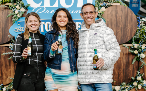 María Gracia Cozzarelli, gerente de marca Club Premium, junto a la embajadora de marca Luz Pinos y José Pérez-Vargas, vicepresidente de marketing de Cervecería Nacional.