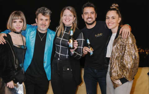 La banda Swing Original Monks, junto a María Gracia Cozzarelli y Roberto Ayala, gerente y embajador de marca, respectivamente.