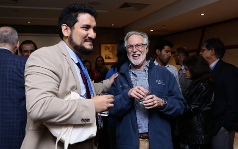 José Eduardo León conversa con el premio Nobel Gregg Semenza. El también galardonado Bruce Beutler, llegó días después.