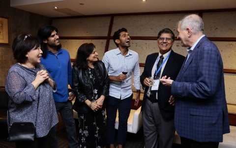 Okkyong Chaekal, Avinash Chak, Anjani Chak, Ashwin Chak, Amitabh Chak y Koen Van Besien.