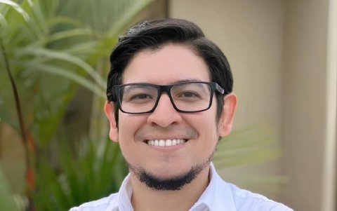 Calderón Zevallos trabajó en en la Senescyt y en la Subsecretaría de Educación, en Guayaquil.