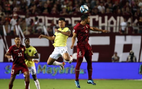 El volante Alan Franco (c) debe evitar una tarjeta amarilla para no perderse el choque contra Colombia.