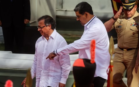 El presidente de Venezuela, Nicolás Maduro (d), recibe al presidente de Colombia, Gustavo Petro (i) en Caracas