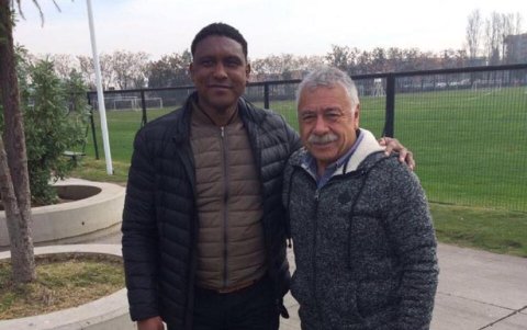 Wilson Carabalí junto a la figura del fútbol chileno Carlos Caszely.