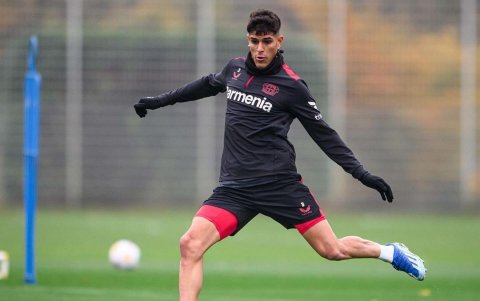 Piero Hincapié, durante el entrenamiento del Bayer Leverkusen del martes 21 de noviembre.