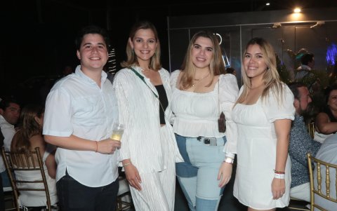 Gustavo Armijos, Fanny Auad, Valeria Auad y Valentina Zastizábal.