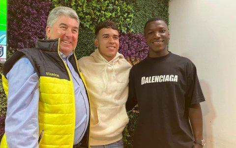 (De izquierda a derecha) Chris Campbell, Kendry Páez y Moisés Caicedo.