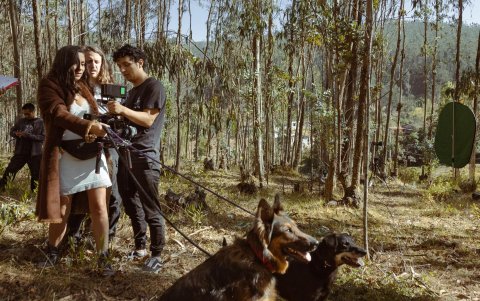 Denisse con Ñawi y Botines, durante la grabación del video del tema Elí.