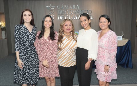 Isabel Ortiz, Nohely Castro, Karina Chávez, Paula Behr y Rafaella González.