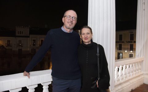 Stephen Potter y Sheri Burk.